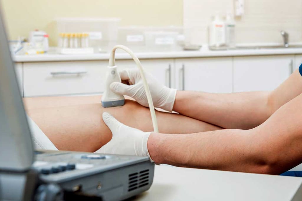 reumatologo fa un'ecografia al ginocchio